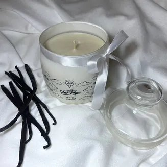 Świeca Vanilla Dream: Gdzie Zapach Wanilii Spotyka Luksusową Biżuterię - 3