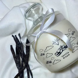 Świeca Vanilla Dream: Gdzie Zapach Wanilii Spotyka Luksusową Biżuterię - 2