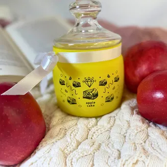 Świeca Apple Cake od SilverCandle: Zapach Domowego Ciepła i Blask Srebrnej Biżuterii - 2