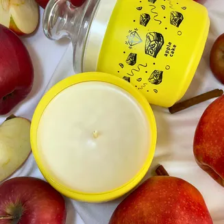 Świeca Apple Cake od SilverCandle: Zapach Domowego Ciepła i Blask Srebrnej Biżuterii - 3