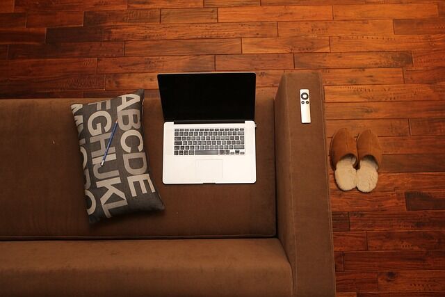 Jak wybrać idealną sofę tapicerowaną do Twojego salonu?